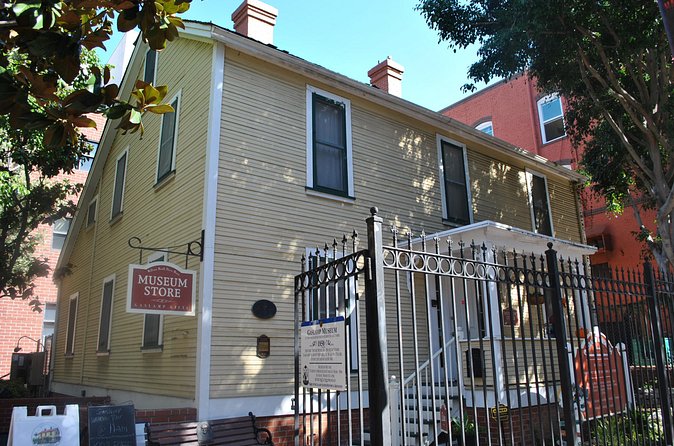 Private Walking Tour San Diego: Little Italy and Gaslamp Quarter - Photo Stops and Optional Add-Ons: Piazza della Famiglia, Churches, Balboa Theater, and More
