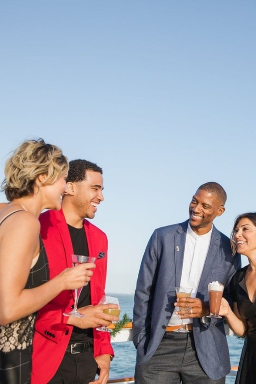 San Diego: Christmas Day Buffet Brunch or Dinner Cruise - Drinks, music, and Santa photos: the mood matters
