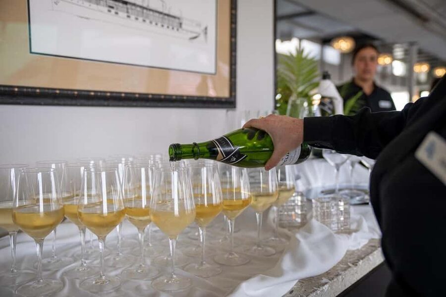 San Diego: City Cruises Buffet Breakfast and Brunch Cruise - Bottomless bubbles: champagne, sparkling cider, and fast service beats fuss