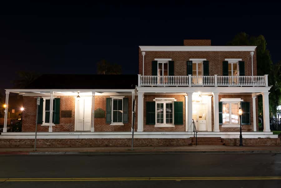 San Diego: Gaslamp Quarter Ghosts and Crime Walking Tour - Entering the Gaslamp at 8 PM: what makes this tour work