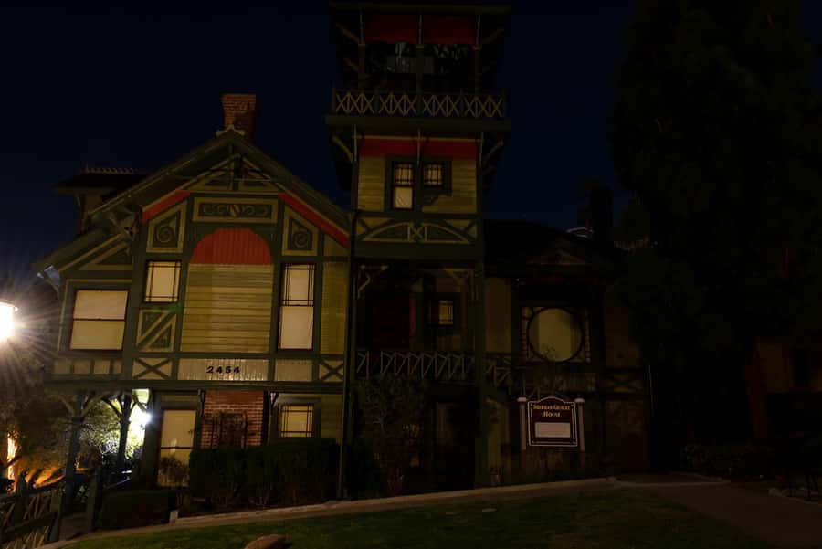 San Diego: Gaslamp Quarter Ghosts and Crime Walking Tour - The unsolved murder thread with a secret room and hieroglyphics