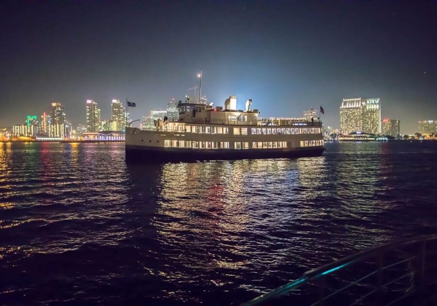 San Diego: New Year's Eve Early Buffet Dinner Cruise - Dinner buffet on the water: what to expect on your plate